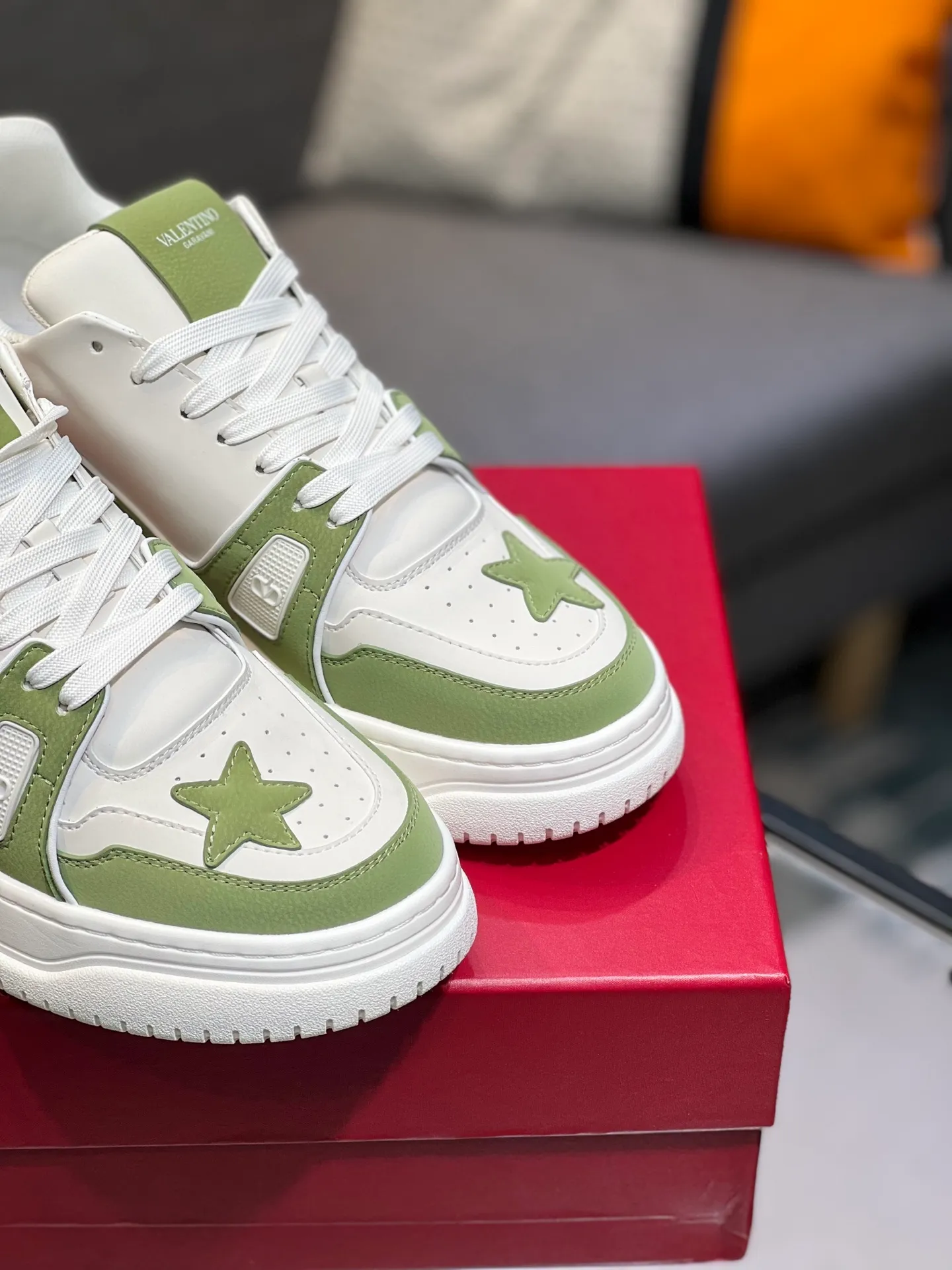 Men's Men's Shoes 💰660 Valentino 2023 early autumn new star shoes are now online! Wang Hedi and Ren Jialun have been worn by many celebrities. Who can refuse the same couple shoes as Wang Hedi! The design of Stars Stab My Heart is cool and spicy. The material of the shoes is cowhide, and every color is beautiful! Size 35-40, men’s size 39-44 (women’s 41, men’s 38, 45🉑️customized)